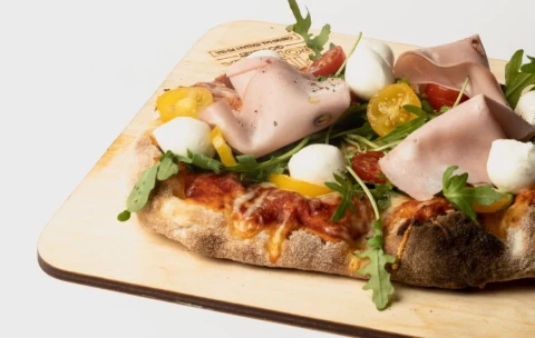 Pinsa with arugula & mozzarella