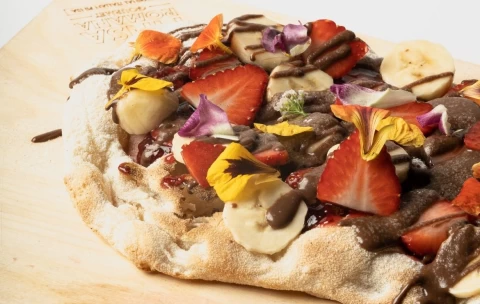 Pinsa with chocolate, strawberry & banana